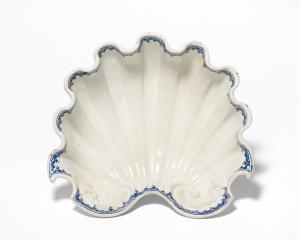 Centrotavola a conchiglia di maiolica bianca. Faenza, Fabbrica Ferniani, primo periodo (1693-1776), 1700 circa